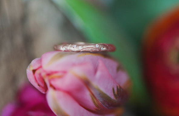 Romantischer Ehering mit vielen Diamanten