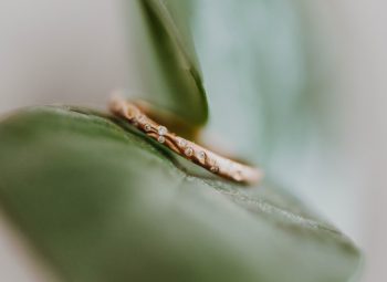 Romantischer Ehering mit vielen Diamanten