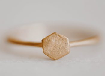 Prisma Ring steht für sich. Lebendiger Trauring Verlobungsring geometrisch