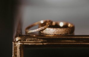 Fair Trade Trauring, lebendige Trauringe, Weddingring, Greengold, Grüngold, Handgearbeitete Trauringe, Handwerk, Designringe, Schmuckdesign,