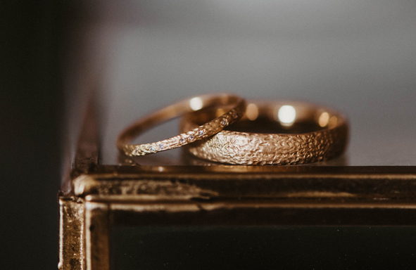 Fair Trade Trauring, lebendige Trauringe, Weddingring, Greengold, Grüngold, Handgearbeitete Trauringe, Handwerk, Designringe, Schmuckdesign,