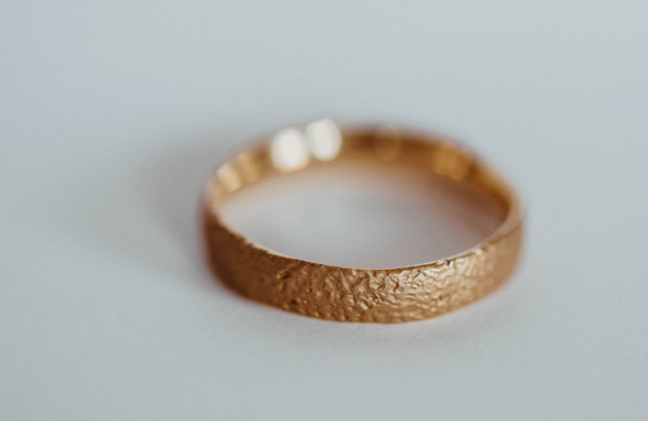 Fair Trade Trauring, lebendige Trauringe, Weddingring, Greengold, Grüngold, Handgearbeitete Trauringe, Handwerk, Designringe, Schmuckdesign,