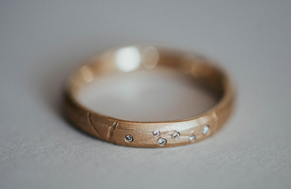 Fair Trade Trauring, lebendige Trauringe, Weddingring, Greengold, Grüngold, Handgearbeitete Trauringe, Handwerk, Designringe, Schmuckdesign,