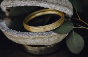 handmadejewelry, sustainablewedding, sustainableweddingrings, nachhaltigetrauringe, greenweddingrings, grüngold, ökogold, fairtradetrauringe, fairtrade, braut, Hochzeit, fairtradeverlobungsring, fairtradejewelry ,sayyes, achtsametrauringe, schwarzwaldhochzeit, Grindehütte, Hornisgrinde 12, 77889 Seebach, Schwarzwaldhochstraße, Mummelsee, Black Deer Photography, KLOSTER Festfein Boutique