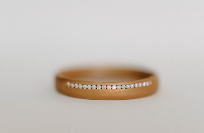 Klassische Eheringe aus Gelbgold mit Diamanten auf in der Kanalfassung handgearbeitet in Tübingen