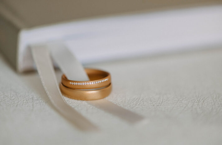 Klassische Eheringe aus Gelbgold mit Diamanten auf in der Kanalfassung handgearbeitet in Tübingen