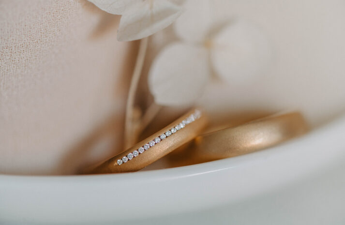 Klassische Eheringe aus Gelbgold mit Diamanten auf in der Kanalfassung handgearbeitet in Tübingen