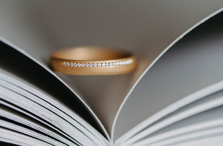 Klassische Eheringe aus Gelbgold mit Diamanten auf in der Kanalfassung handgearbeitet in Tübingen
