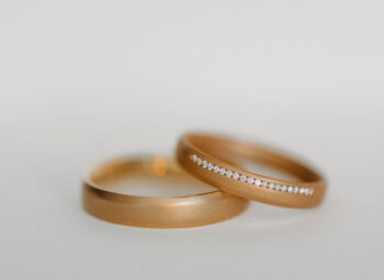 Klassische Eheringe aus Gelbgold mit Diamanten auf in der Kanalfassung handgearbeitet in Tübingen