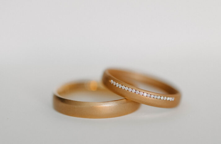 Klassische Eheringe aus Gelbgold mit Diamanten auf in der Kanalfassung handgearbeitet in Tübingen