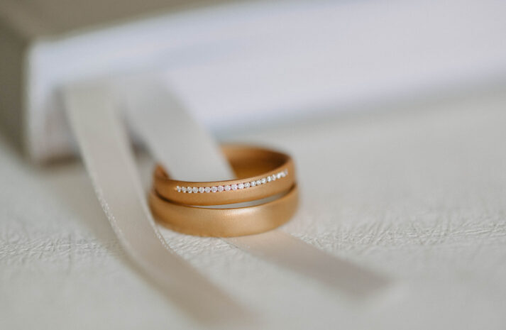 Klassische Eheringe aus Gelbgold mit Diamanten auf in der Kanalfassung handgearbeitet in Tübingen