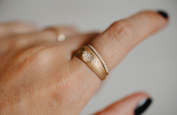 Statement Ring Fair Trade mit vielen Diamanten. Nachhaltig von Hand gefertigt in Deutschland. 750 Gelbgold in Fair Trade oder recycelt.