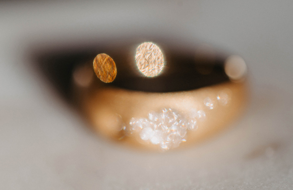 Statement Ring Fair Trade mit vielen Diamanten. Nachhaltig von Hand gefertigt in Deutschland. 750 Gelbgold in Fair Trade oder recycelt.