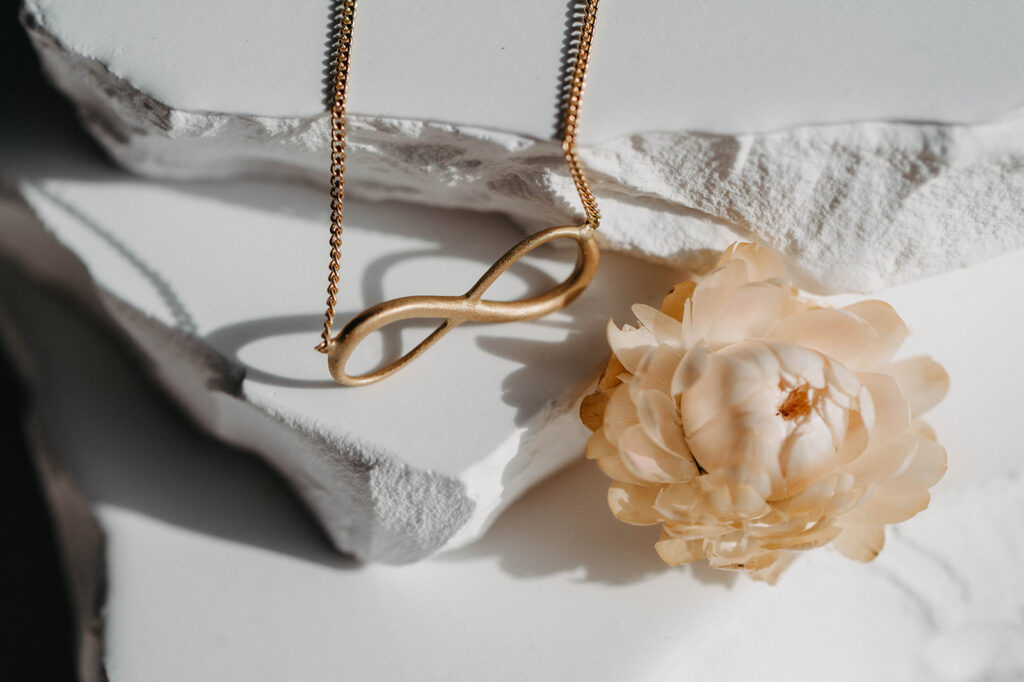 Goldkette Unendlichkeitszeichen sarah mia. 750 Gelbgold, Weißgold oder Roségold. Nachhaltig von Hand gefertigt in Tübingen. Luxusschmuck made in Germany.